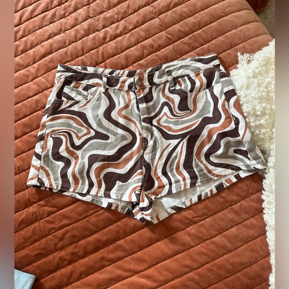 SHEIN Pants - Shein Groovy Patterned Shorts